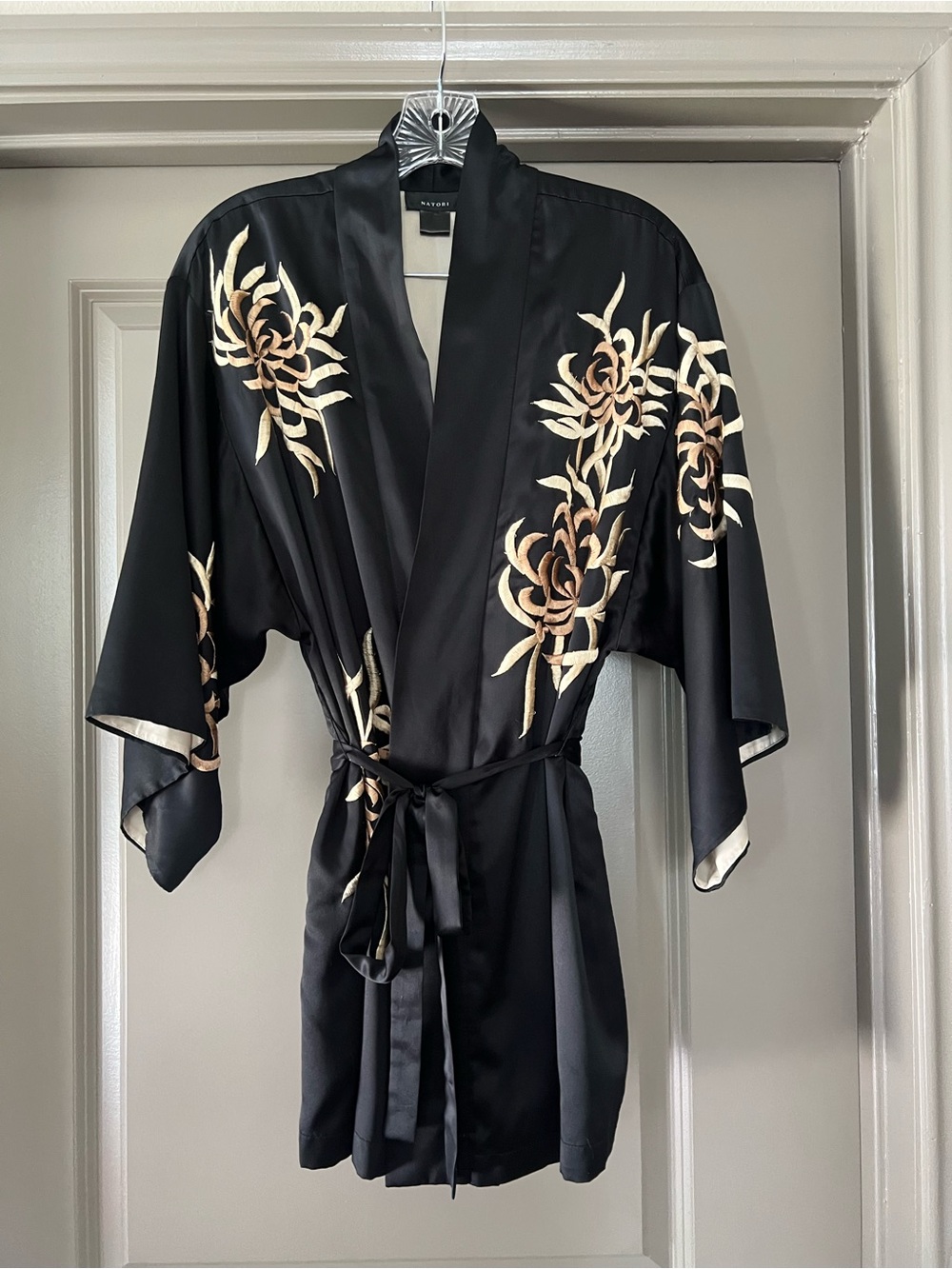 Natori Black Floral Embroidered Kimono Robe